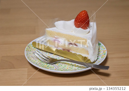 お皿にのせたイチゴのショートケーキ 134355212