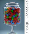 敏に詰まったたくさんの色とりどりのキャンディー 134355213