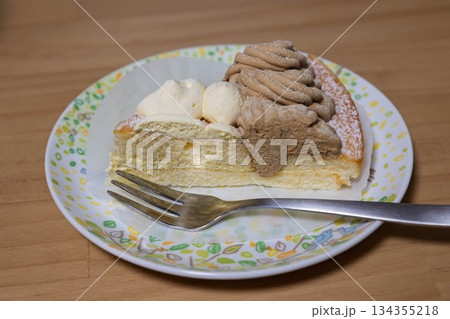 お皿にのせたモンブラン 134355218