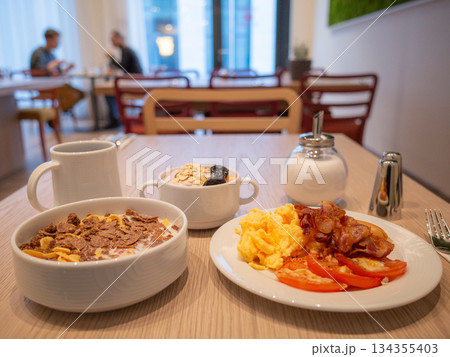 【ドイツ】首都ベルリン・ブランデンブルク国際空港近くのホテルのシリアルなどのビュッフェ朝食 【ドイツ】首都ベルリン・ブランデンブルク国際空港近くのホテルのシリアルなどのビュッフェ朝食 134355403