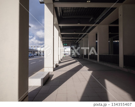 【ドイツ】首都ベルリン・ブランデンブルク国際空港のエントランス前に並ぶコンクリート柱とその陰影 134355407