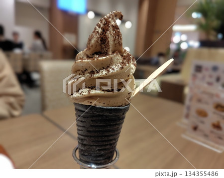 コーヒーフレイバーのソフトクリーム 134355486