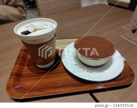カフェのテーブル　ティラミスとカップのコーヒー 134355516
