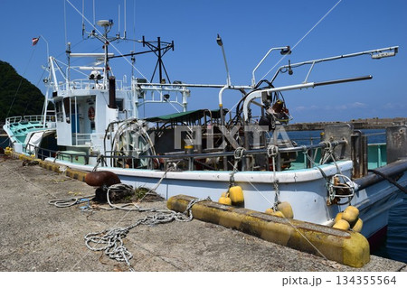 由良漁港 良質な魚介類の水揚げ漁港 134355564
