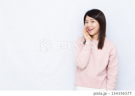 笑顔でささやいている女性 134356377