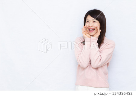 叫んでいる女性 叫んでいる女性 134356452
