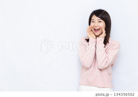 笑顔で叫んでいる女性 笑顔で叫んでいる女性 134356502