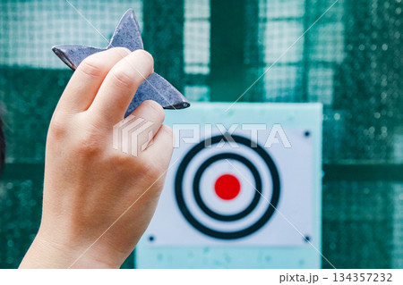 手裏剣を投げる子供（8歳児／男の子） 134357232