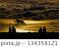 日没を見る人たち 134358121