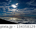 雲海に浮かぶ太陽 134358129