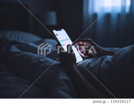 夜のベッドでスマートフォンを操作する手元のクローズアップ 就寝前・暗い室内・スマホ依存イメージのイラスト素材 [134359117] - PIXTA
