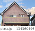 切妻屋根とレンガ調サイディング外壁の戸建て住宅 134360496