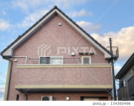 切妻屋根とレンガ調サイディング外壁の戸建て住宅 134360496