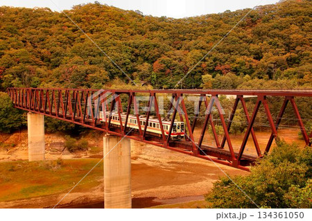 『湯西川橋梁』にて紅葉のダム湖を渡る… 鉄道旅で錦秋の『南会津』へ 野岩鉄道【6050系】 『湯西川橋梁』にて紅葉のダム湖を渡る… 鉄道旅で錦秋の『南会津』へ 野岩鉄道【6050系】 134361050