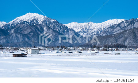 大町市から北アルプスの眺め（冬） 134361154
