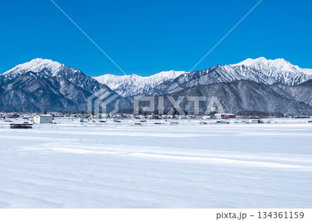 大町市から北アルプスの眺め（冬） 134361159
