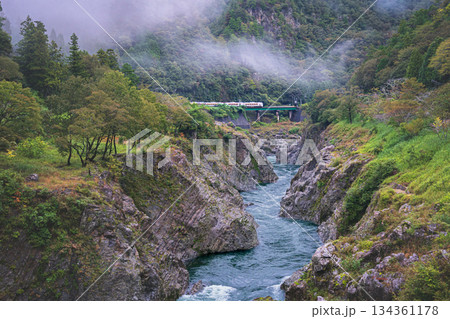霧に覆われる秋の飛水峡と高山本線　岐阜県 134361178