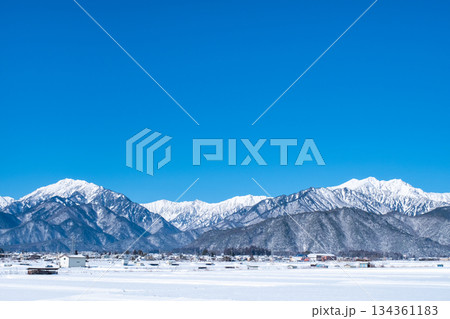 大町市から北アルプスの眺め（冬） 134361183