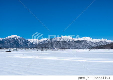 大町市から北アルプスの眺め（冬） 134361193