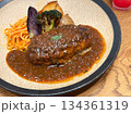 濃厚なブラウンソースを添えたジューシーなハンバーグステーキ 134361319