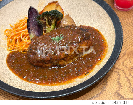 濃厚なブラウンソースを添えたジューシーなハンバーグステーキ 濃厚なブラウンソースを添えたジューシーなハンバーグステーキ 134361319