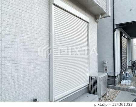 おろした住宅の窓シャッター おろした住宅の窓シャッター 134361352
