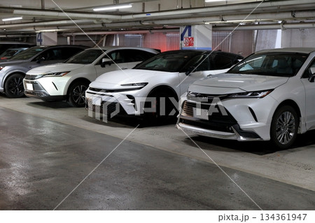 駐車中の乗用車(屋内駐車場) イメージ 駐車中の乗用車(屋内駐車場) イメージ 134361947