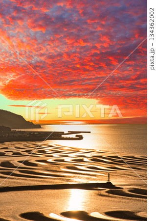 オコシキ海岸のサンセット風景 134362002
