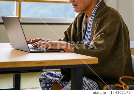 旅館でノートPC作業するシニア男性 旅館でノートPC作業するシニア男性 134362179