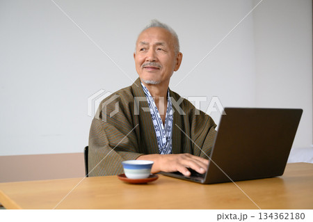 浴衣姿の高齢男性がノートPCで作業 134362180