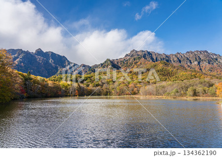 秋の紅葉に染まる鏡池　長野県戸隠 134362190