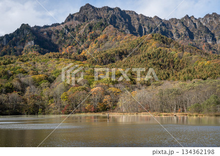 秋の紅葉に染まる鏡池 長野県戸隠 秋の紅葉に染まる鏡池 長野県戸隠 134362198