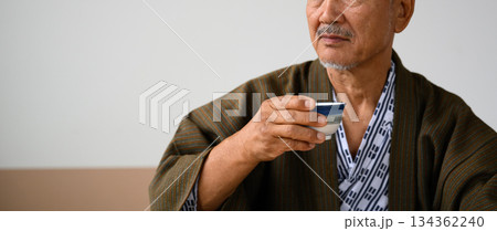 和装の高齢男性がお茶を飲む様子 134362240