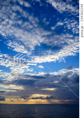 ドラマチックな夕暮れの洋上の空 ドラマチックな夕暮れの洋上の空 134362249