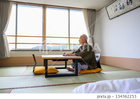 シニア男性が和室で窓外を眺める 134362253