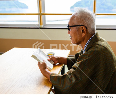 和室で読書する白髪のシニア男性 和室で読書する白髪のシニア男性 134362255