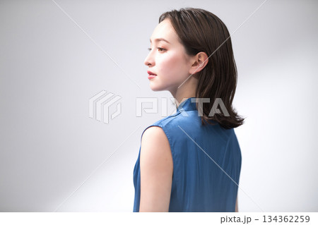 青いブラウスの若い女性　ビューティーイメージ 134362259
