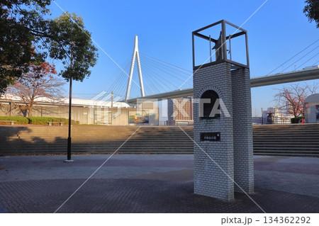 天保山公園（世界帆船まつり記念碑）と天保山大橋 134362292