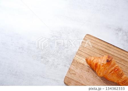 クロワッサン - 焼き立てのクロワッサンがサービングボードにのせられた朝の風景 クロワッサン - 焼き立てのクロワッサンがサービングボードにのせられた朝の風景 134362333
