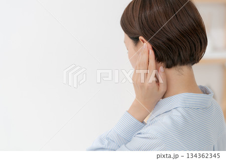 耳を塞ぐ女性の後ろ姿 耳を塞ぐ女性の後ろ姿 134362345