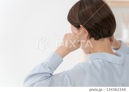 耳を塞ぐ女性の後ろ姿 耳を塞ぐ女性の後ろ姿 134362348