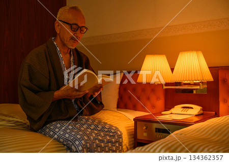 ホテルで浴衣姿の男性が読書 134362357