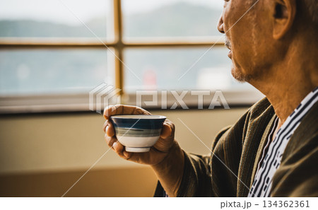 シニア男性の湯飲みの時間 134362361