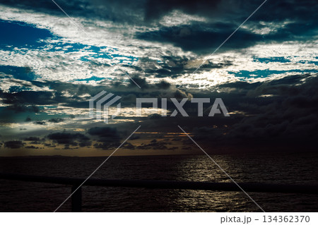荒れた暗雲と海面の夕暮れ 134362370
