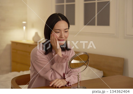 女性 夜のフェイシャルケア 女性 夜のフェイシャルケア 134362404