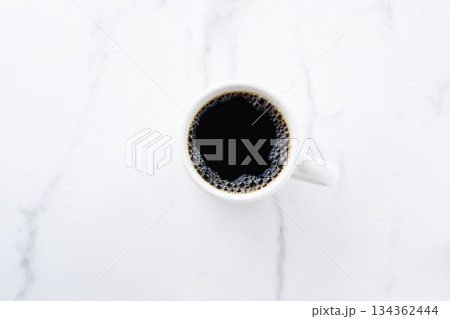 コーヒー - 淹れたてのコーヒーが入ったマグカップを、真上から俯瞰したイメージ コーヒー - 淹れたてのコーヒーが入ったマグカップを、真上から俯瞰したイメージ 134362444