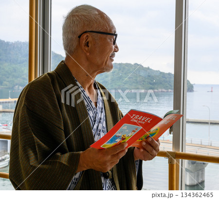 温泉宿で旅の計画を立てるシニア男性 134362465