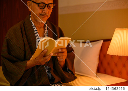 高齢男性が和装で読書 134362466