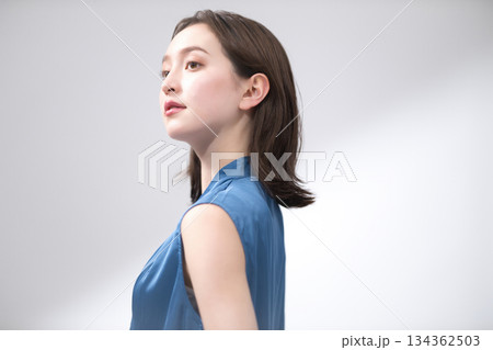 青いブラウスの若い女性 ビューティーイメージ 青いブラウスの若い女性 ビューティーイメージ 134362503