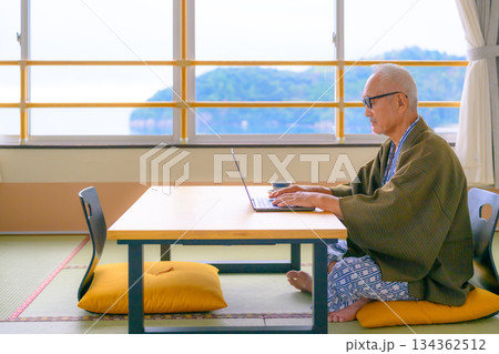 和室でPC作業するシニア男性 134362512